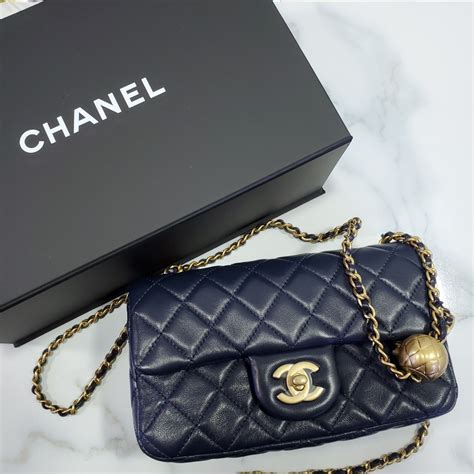 chanel mini flap bag金球|【評測】CHANEL FLAP BAG 小金球17cm vs 20cm 外裡.